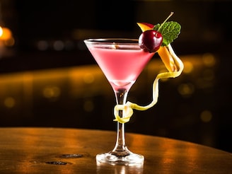 कॉकटेल की व्हिस्की नशेच्या रेसमध्ये कोण भारी? वाइन एक्स्पर्टचं उत्तर एकदा वाचा