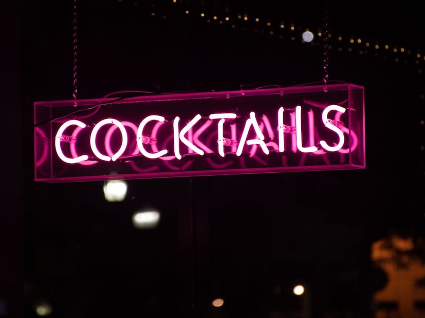 कॉकटेलमधील गोडवा आणि भ्रमकॉकटेलमध्ये साखर, सोडा, ज्यूस किंवा इतर मिक्सर्स वापरले जातात. हे घटक अल्कोहोलची कडवट चव आणि शरीरात होणारी जळजळ कमी करतात. त्यामुळे ते सहज आणि पटकन प्यायलं जातं. पण अशा प्रकारे अल्कोहोल शरीरात अपेक्षेपेक्षा जास्त प्रमाणात पोहोचतं आणि त्याचा परिणाम अधिक गंभीर होऊ शकतो.