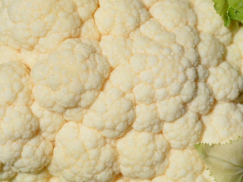 घरातील स्वयंपाकघर म्हणजे महिलांचं साम्राज्य असतं. रोजच्या जेवणात काय बनवायचं, कोणती भाजी ताजी आहे, कोणती पौष्टिक याची जबाबदारी बहुतांश वेळा महिलाच सांभाळतात. पण अनेक वेळा स्वयंपाक करताना एक छोटासा दुर्लक्षाचा भाग आरोग्यावर मोठा परिणाम करू शकतो. विशेषत: हिवाळ्यात आवडीने खाल्ली जाणारी भाजी म्हणजे फ्लॉवर (फुलकोबी). दिसायला ताजी, पांढरी आणि आकर्षक असली तरी ती नीट न धुतल्यास आरोग्यासाठी धोकादायक ठरू शकते.