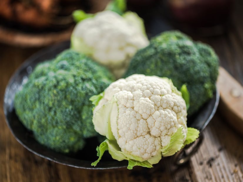 घरगुती पद्धतीने फ्लॉवर कसं धुवावं?-फ्लॉवरचे छोटे तुकडे करा.
-एका मोठ्या भांड्यात कोमट पाणी घ्या.
-त्यात एक चमचा मीठ आणि अर्धा चमचा हळद टाका.
-फ्लॉवरचे तुकडे त्यात 15-20 मिनिटं भिजवा.
-काही वेळातच पाण्यावर लहान कीटक तरंगताना दिसतील.
-शेवटी फ्लॉवर 2-3 वेळा स्वच्छ पाण्याने धुऊन घ्या.