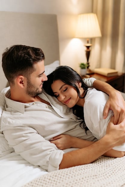 शारीरिक संबंध ठेवल्यानंतर लगेच उठू नका. 10-15 मिनिटं तसेच झोपा. यामुळे स्पर्म बाहेर येत नाहीत आणि ते गर्भाशयाकडे जाण्यातही मदत होते. यामुळे प्रेग्नन्सीची शक्यता वाढते. स्त्रीरोगतज्ज्ञ डॉ. कल्याणी यांनी त्यांच्या इन्स्टाग्राम अकाऊंटवर ही माहिती दिली आहे. (सर्व फोटो : AI Generated)