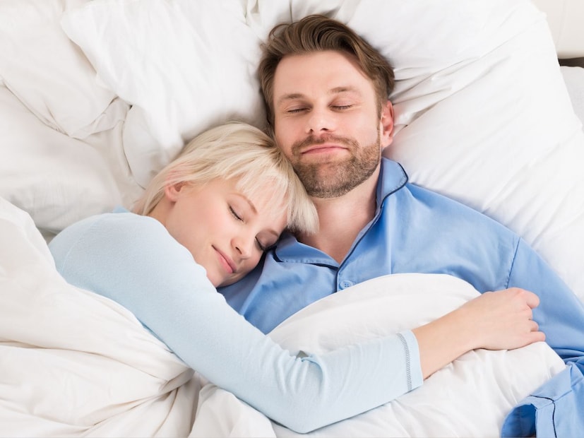 संबंधांमध्ये भावनिक संवाद वाढतो : मिठी मारणे ही केवळ शारीरिक क्रिया नाही, तर तो एक भावनिक संवादही आहे. तुमच्या जोडीदाराला मिठीत घेऊन झोपल्याने विश्वास, जिव्हाळा आणि जवळीकही वाढते. यामुळे नाते अधिक मजबूत आणि स्थिर बनते, कारण मिठी मारल्याने मानसिक सुरक्षिततेची भावना वाढते. संबंध तज्ञांचे मत आहे की, मिठी मारणे हे नात्यातील अ-मौखिक संवादाच्या सर्वात प्रभावी प्रकारांपैकी एक आहे.