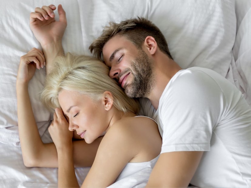 रोगप्रतिकारशक्ती मजबूत होते : जेव्हा तुम्ही तुमच्या जोडीदाराला मिठीत घेऊन झोपता, तेव्हा तुमच्या शरीरातील ऑक्सिटोसिनचे प्रमाण वाढते आणि यामुळे तुमच्या रोगप्रतिकारशक्तीवरही सकारात्मक परिणाम होतो. हे शरीराला तणावामुळे होणाऱ्या जळजळीपासून वाचवते आणि संसर्गाशी लढण्याची तुमची क्षमता वाढवते. प्रेम आणि नातेसंबंध केवळ तुमच्या हृदयालाच नव्हे, तर तुमच्या शरीराच्या रोगप्रतिकारशक्तीलाही मजबूत करतात.