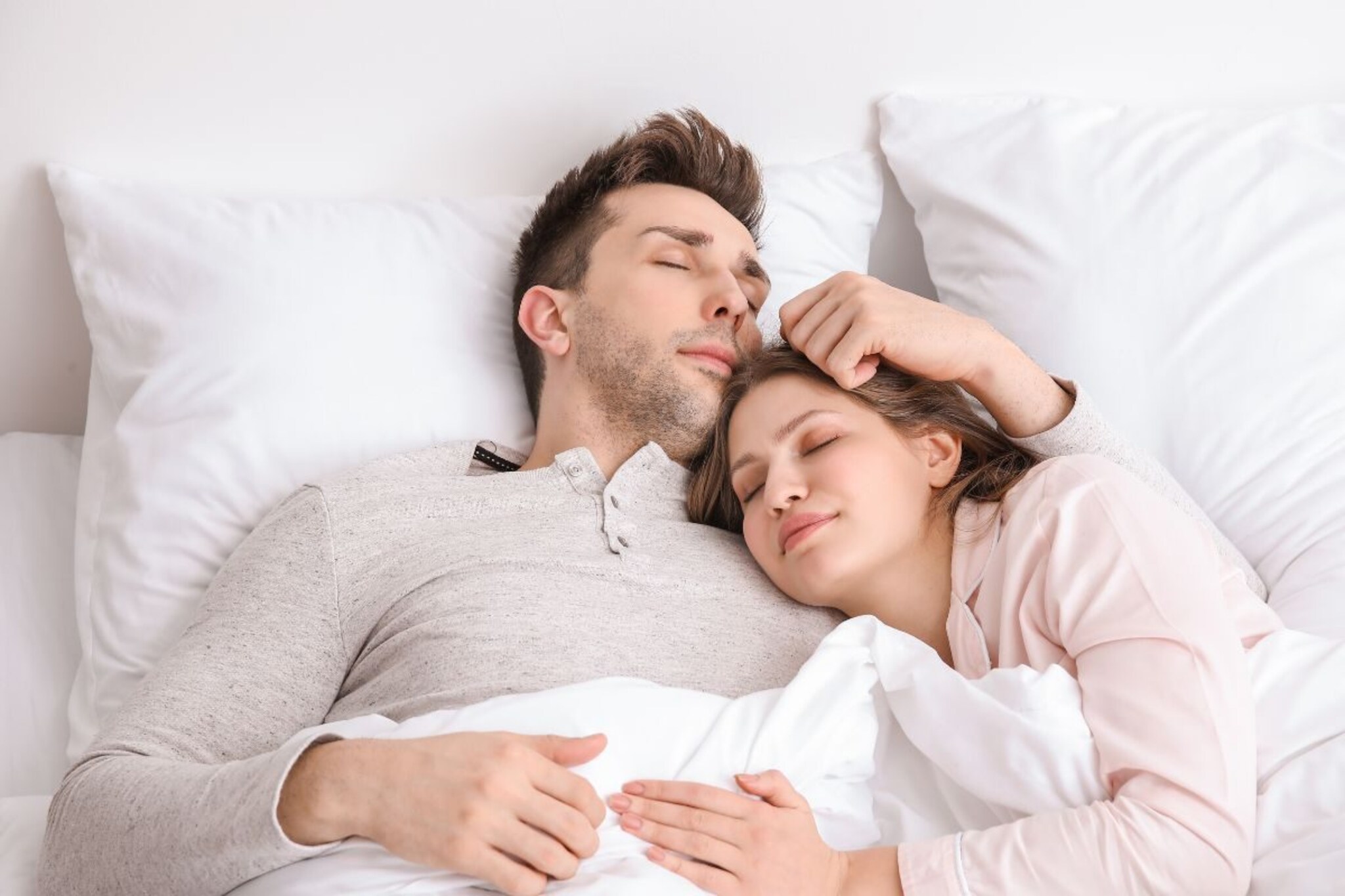 रात्री पार्टनरला मिठीत घेऊन झोपा, तणावासोबत शरीराचे 'हे' त्रासही होतील छूमंतर