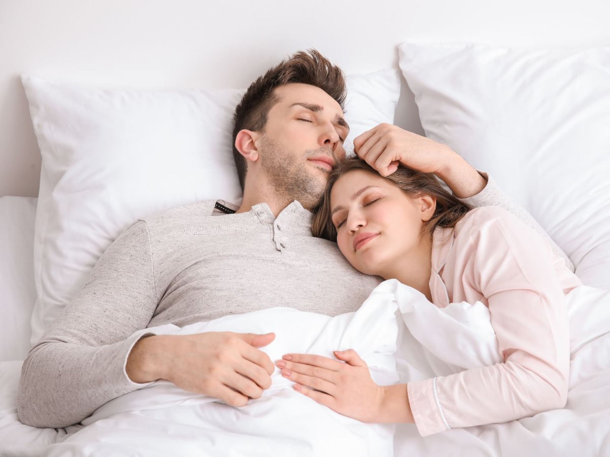 Cuddling Benefits : लव्ह डोस! रात्री पार्टनरला मिठीत घेऊन झोपा, तणावासोबत शरीराचे 'हे' त्रासही होतील छूमंतर