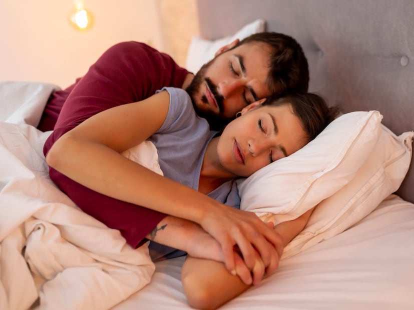 तणाव आणि चिंतेतून आराम मिळतो : तुमच्या जोडीदाराला मिठीत घेऊन झोपल्याने शरीरात प्रेम संप्रेरक ऑक्सिटोसिनचे प्रमाण वाढते. हे संप्रेरक तणावाचे संप्रेरक कोर्टिसोल कमी करते, ज्यामुळे शरीर आणि मन दोघांनाही आराम मिळतो. अनेक अभ्यासातून दिसून आले आहे की, मिठी मारल्याने चिंता आणि नैराश्याची लक्षणे कमी होतात आणि मानसिक स्थैर्याची भावना मिळते. म्हणून थकलेल्या दिवसानंतर तुमच्या जोडीदाराला मिठीत घेऊन झोपणे तुमच्या मन आणि मेंदू दोघांसाठीही फायदेशीर आहे.
