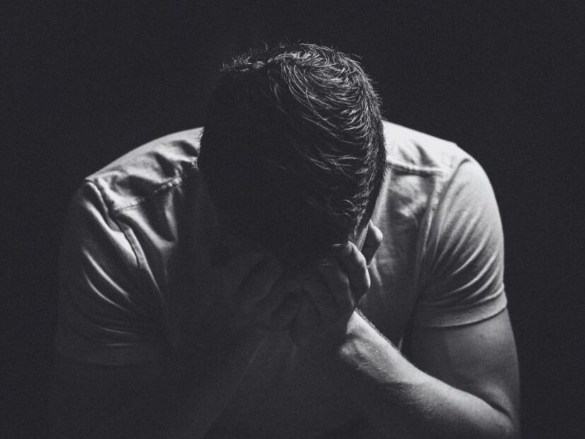 पुरुषावर बलात्काराचा आरोप तर सांस्कृतिक राजधानी असलेल्या पुण्यात एका महिलेनं एका इसमावर अत्याचार केल्याचं प्रकरण समोर आलं आहे. या महिलेविरोधात गुन्हा दाखल करण्यात आला आहे. कोथरूड पोलीस स्टेशनच्या हद्दीत ही घटना घडली. गौरीमयी (नाव बदललंय) असं आरोपी महिलेचं नाव आहे. या महिलेनं एका पुरुषावर अत्याचार केला. गुंगीचं औषध देऊन कोल्हापूरच्या इसमावर अत्याचार केला होता, असा आरोपी पीडित इसमाने केला आहे. या प्रकरणी पीडित इसमाच्या तक्रारीवरून कोथरूड पोलीस स्टेशनमध्ये महिलेवर करण्यात आला गुन्हा दाखल केला आहे. या प्रकरणी आरोपी महिलेला पोलिसांनी नोटीस बजावली असून चौकशीला बोलावण्यात आलं आहे. 