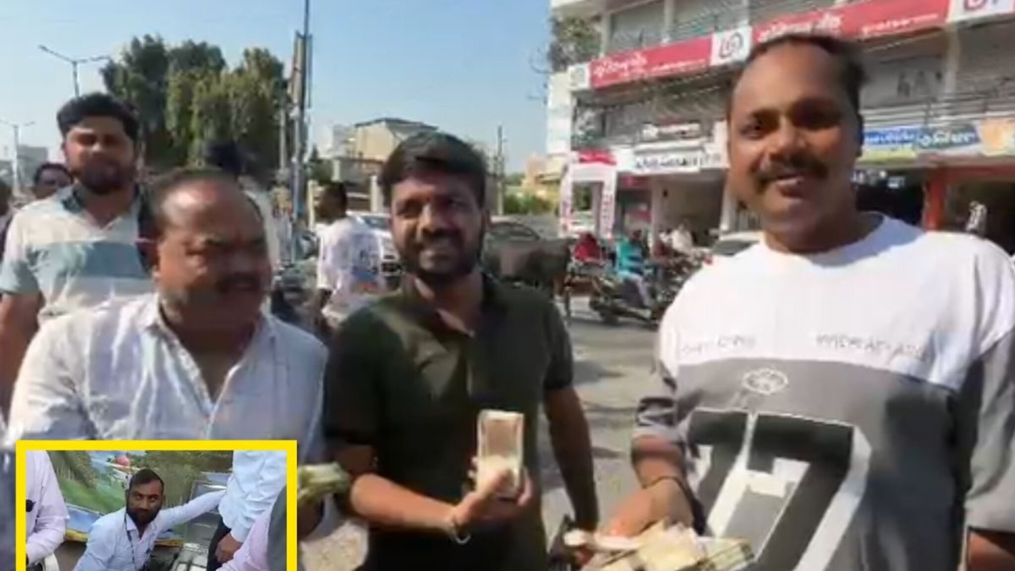 14 लाखांच्या नोटा घेण्यासाठी लोकांची झुंबड उडाली; अर्बन बँकेच्या बाहेरचा Video व्हायरल