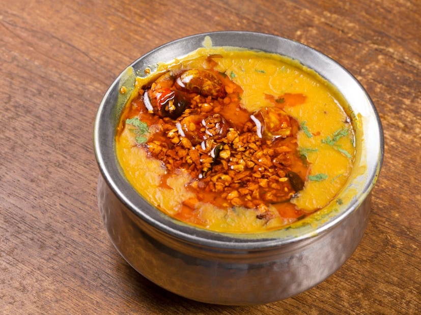 हींग म्हणजे नेमकं काय?भारतात मिळणारे हींग प्रत्यक्षात इराण, अफगाणिस्तान आणि तुर्कमेनिस्तानसारख्या शुष्क प्रदेशांत आढळणाऱ्या Ferula या वनस्पतीपासून मिळते. या झाडाच्या जाड मुळांवर चीरा मारला की त्यातून दूधासारखा पांढरा चिकट रस बाहेर येतो. काही आठवड्यांत हा रस वाळून जाड, खडबडीत, तपकिरी किंवा लालसर तुकड्यांच्या रूपात बदलतो. हाच अस्सल, नैसर्गिक हींग असतो.