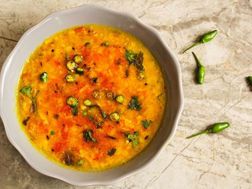 भारतीय स्वयंपाकाची ओळख जर एका शब्दात करून द्यायची असेल, तर तो शब्द “चव” असाच असेल आणि ही चव वाढवण्यासाठी महत्वाचे असतात ते मसाले, त्या सिक्रेट मसाल्यामुळेच ती विशिष्ट गोष्ट चविष्ट लागते. अनेकांच्या घरात विशिष्ट ठिकाणावरुन मसाले विकत घेतले जातात. जिथे काही लोक पिढ्यानपिढ्या मसाले बनवतात. अशाच मसाल्यांपैकी एक म्हणजे हींग.