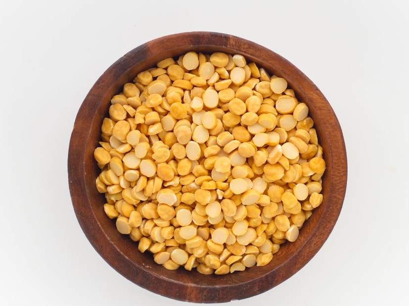 डाळ असोत किंवा खाद्या पदार्थाला फोडणी द्यायची असोत, त्यात सर्वात आधी आवर्जून टाकला जाणारा पदार्थ आहे हिंग. चिमुटभर हिंग डाळीचा संपूर्ण स्वाद बदलून टाकतो. पण तुम्हाला माहिती आहे का की आपल्या डाळ किंवा भाजीत हींग घालण्यामागे फक्त चव नाही तर एक वैज्ञानिक कारणही दडलेलं आहे?