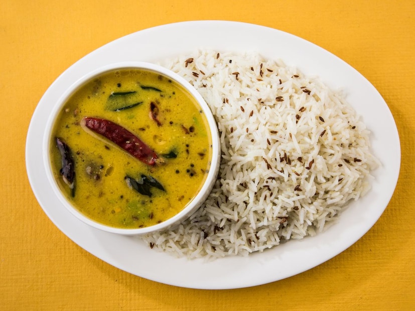 हींग कसं काम करतं?हींगमध्ये वाष्पशील सल्फर कंपाउंड्स असतात. हे कंपाउंड्स आतड्यांमध्ये होणाऱ्या जास्त फर्मेंटेशनला कमी करतात. त्याचबरोबर हींगमधील Antispasmodic गुणधर्म आतड्यांतील स्नायूंना रिलॅक्स करतात. त्यामुळे गॅस कमी तयार होतो, पोट फुलत नाही, क्रॅम्प्स कमी होतात, डाळ खाल्ल्यानंतर हलकं, आरामदायक वाटतं