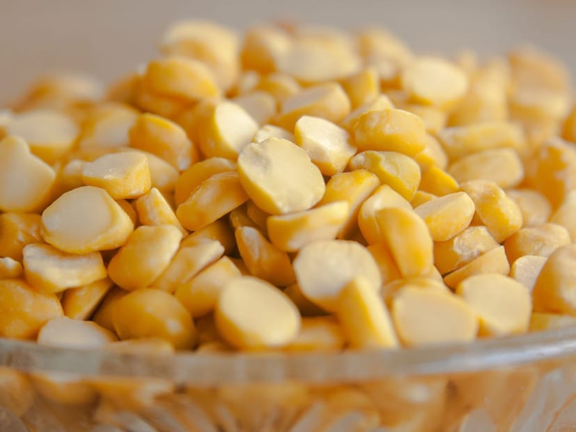 आपण रोज वापरणाऱ्या डाळमध्ये तूरडाळ, मूग, उडद, चणाडाळ वापरतो, या सर्वांच्या सेल वॉलमध्ये सेल्यूलोज, हेमीसेल्यूलोज आणि पेक्टिन असते. यामधील सेल्यूलोज हा गुंतागुंतीचा कार्बोहायड्रेट आहे. माणसाच्या पचनसंस्थेत Cellulase नावाचा एन्झाइम नसल्यामुळे हा घटक पूर्ण तुटत नाही. त्यामुळे डाळचा काही भाग तसाच आतड्यांपर्यंत पोहोचतो आणि तिथे जाऊन बॅक्टेरिया त्याचं फर्मेंटेशन करतात.