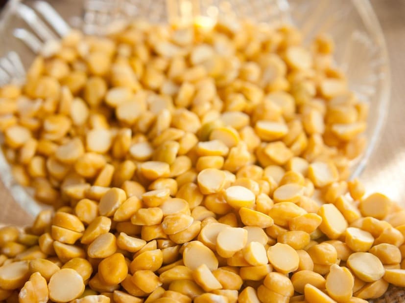 हींग कसं वापरावं?तडका करताना 1–2 चिमूट हींग गरम तेलात घाला. मग जीरा, मोहरी टाका, यासोबत हिंगाचा स्वाद आणखी छान होतो आणि डाळीला चव देखील येते. शक्य असल्यास हिंगाचा खडा वापरा कारण बाजारात मिळणारे काही पावडर प्रकार मिलावटी असू शकतात.