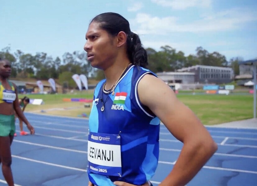 दीप्तीच्या यशात मोलाचा वाटा असलेल्या तिचे प्रशिक्षक (आणि द्रोणाचार्य पुरस्कार विजेते) एन. रमेश यांनाही मुख्यमंत्र्यांनी १० लाख रुपयांचे रोख बक्षीस जाहीर केले आहे. दीप्तीच्या जन्मापासूनच तिच्या आयुष्यात मोठे आव्हान होते. आंध्र प्रदेशातील वारंगल जिल्ह्यातील कल्लेडा गावात तिचा जन्म झाला, आणि ती बौद्धिक विकलांगता घेऊन जन्माला आली होती. बालपणी तिचे डोके मोठे होते, तसेच नाक आणि ओठही असमान्य होते. त्यामुळे गावातील लोक तिला हिणवायचे. 