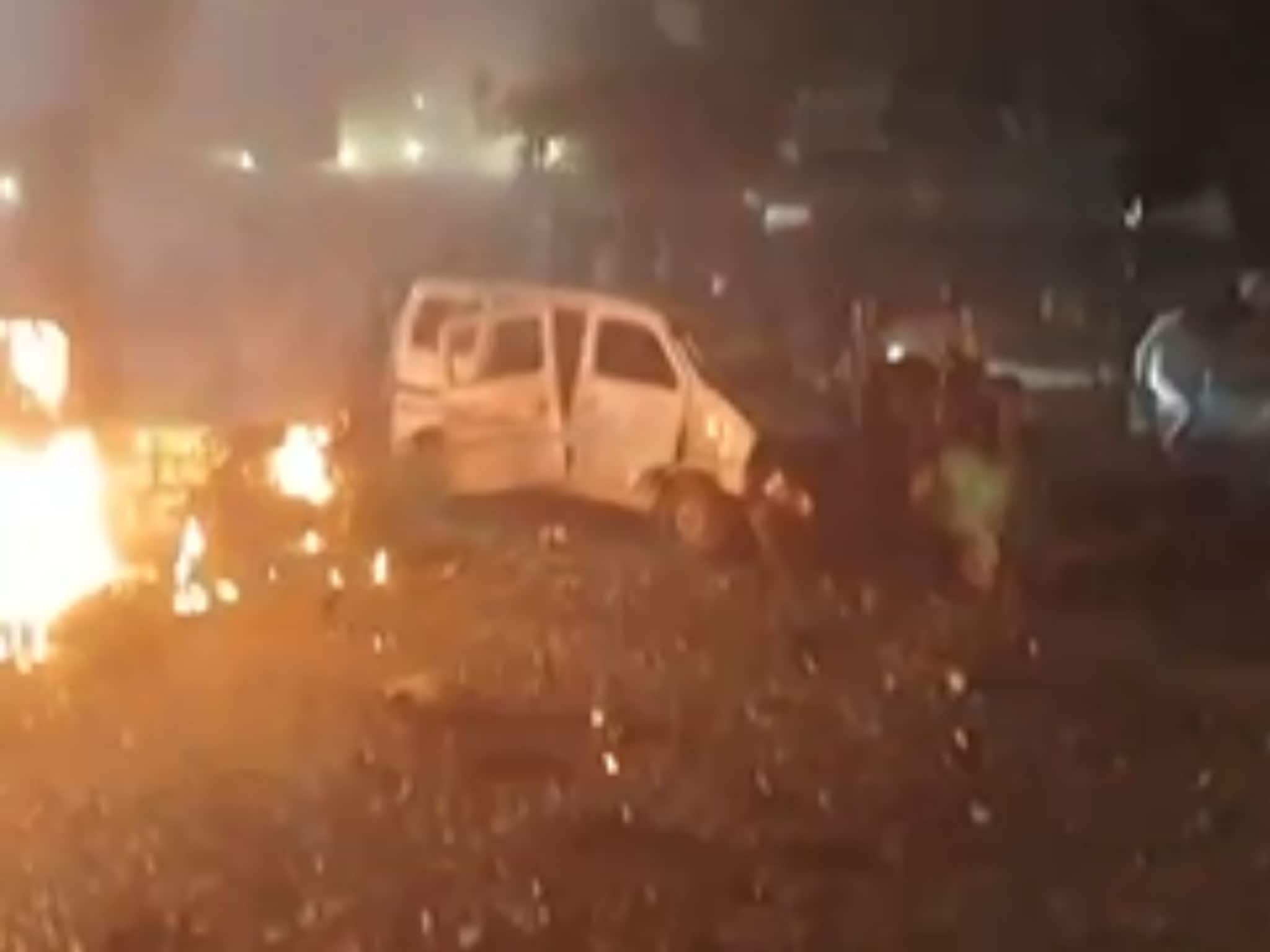 Delhi blast: दिल्लीत शक्तिशाली स्फोट, कारचे झाले तुकडे तुकडे, घटनास्थळाचा पहिला VIDEO