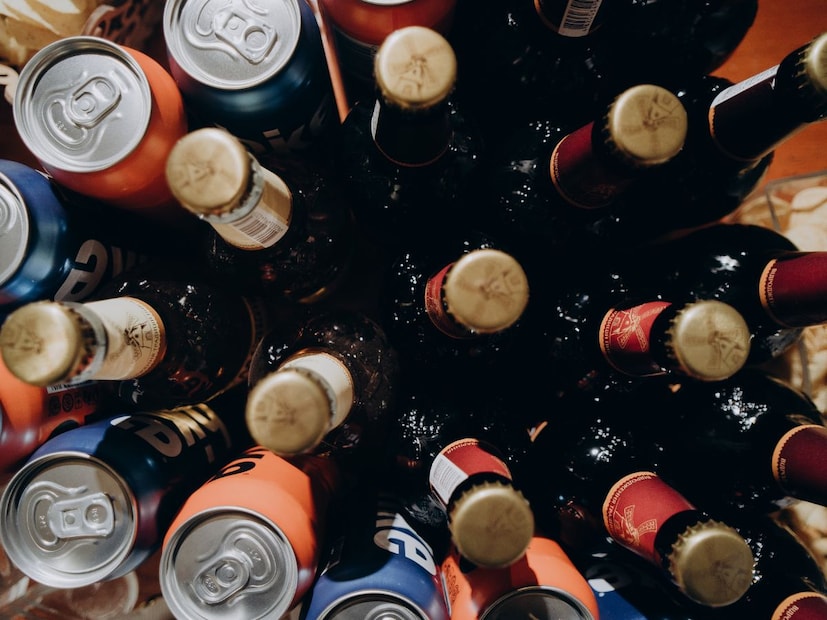 बॉटलमधली बिअर क्लासिक पण मर्यादितबॉटलमध्ये बिअर ठेवणं ही जुनी पण अजूनही लोकप्रिय पद्धत आहे. बॉटलचं काचेचं कव्हर बिअरला चांगलं प्रोटेक्शन देतं, पण प्रकाश (विशेषतः सूर्यप्रकाश) बिअरमधील फ्लेव्हर बिघडवू शकतो. म्हणूनच एक्सपर्ट्स सांगतात की बॉटल बिअर थेट तोंडाला लावून न पिता ग्लासमध्ये ओतून प्यावी. त्यामुळे बिअरमधील कार्बोनेशन आणि सुगंध नीट उलगडतो.