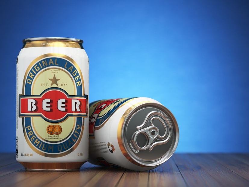 कॅनमधली बिअर  सर्वात फ्रेश आणि सोपीड्रिंकिंग एक्सपर्ट्सच्या मते, कॅनमध्ये भरलेली बिअर ऑक्सिजन आणि प्रकाशापासून सर्वाधिक सुरक्षित राहते. म्हणजेच तिची चव आणि फ्रेशनेस जास्त काळ टिकतो. कॅन पूर्णपणे बंद असतात आणि आत प्रकाश जाण्याचा प्रश्नच नसतो, त्यामुळे बिअरमधील फ्लेव्हर आणि कार्बोनेशन चांगलं राहतं. प्रवासात किंवा आउटडोअर पार्टीत कॅन बिअर सर्वात सोयीस्कर पर्याय मानला जातो. मात्र, काहींना कॅनमधून थेट पिताना मेटलिक चव जाणवते, त्यामुळे एक्सपर्ट्स सुचवतात की अशावेळी बिअर ग्लासमध्ये ओतून प्यावी.