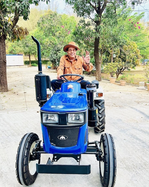 धर्मेंद्र यांचं लोणावळ्यात 100 एकरांचं सुंदर फार्महाऊस आहे. या आलिशान फार्महाऊसमध्ये स्विमिंग पूल, अ&#x200d;ॅक्वाथेरपी झोन आणि निसर्गरम्य वातावरण आहे. धर्मेंद्र सोशल मीडियावर अनेकदा त्यांच्या फार्म हाऊसचे फोटो आणि व्हिडीओ शेअर करत असतात. 