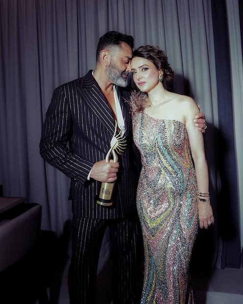 बॉबी देओलची पत्नी तान्या देओल यांच्याकडे ग्लॅमर नसले तरी आर्थिक आणि व्यावसायिक ताकद आहे. बॉबी आणि तान्या यांची लव्हस्टोरी एखाद्या चित्रपटासारखी आहे. एका मित्राच्या पार्टीत, इटालियन कॅफेमध्ये बॉबीने तान्याला पहिल्यांदा पाहिले आणि तो तिच्या प्रेमात पडला. बॉबीने त्याच ठिकाणी तान्याला प्रपोज केले आणि १९९६ मध्ये दोघांनी लग्न केले.