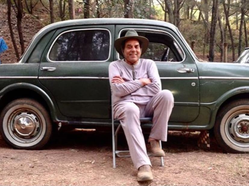 मुंबई: बॉलिवूडचे दिग्गज अभिनेते धर्मेंद्र गेल्या काही दिवसांपासून त्यांच्या तब्येतीच्या कारणास्तव चर्चेत आहेत. मात्र, इतर अनेक कारणांमुळे त्यांचा परिवार नेहमीच चर्चेत असतो. धर्मेंद्र यांच्या आजारपणाच्या काळात त्यांच्या मुलांनी त्यांना आधार दिला. धर्मेंद्र यांच्या सहाही मुलांबद्दल आता सर्वच जाणतात, पण त्यांच्या सुनाही काही कमी नाहीत.