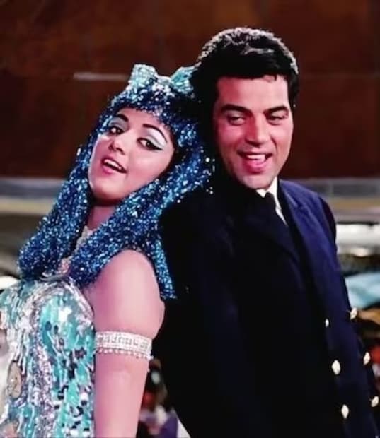 आज धर्मेंद्र आणि हेमा मालिनी दोन वेगवेगळ्या घरांमध्ये राहत असले तरी, त्यांचे नाते अजूनही मजबूत आहे. त्यांना ईशा आणि आहना देओल या दोन मुली आहेत. धर्मेंद्र आजही पहिली पत्नी प्रकाश कौर यांच्या चारही मुलांशी घट्ट नाते जपून आहेत.