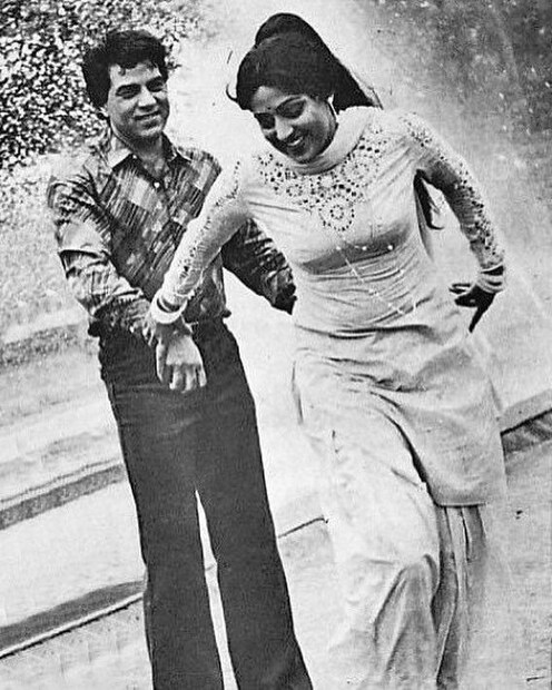 गंमत म्हणजे, हेमा मालिनी यांनी स्वतः कबूल केले होते की, याच गाण्यात धर्मेंद्र यांचे क्यूट डान्स मूव्ह्स पाहून त्या त्यांच्यावर खऱ्या अर्थाने फिदा झाल्या होत्या. शेतात ट्रॅक्टर चालवताना आणि बेभान डान्स करताना धर्मेंद्र यांनी हेमाला ज्या देसी अंदाजात छेडले आहे, तो सीन आजही तितकाच लोकप्रिय आहे.