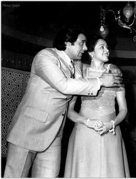 धर्मेंद्र यांचे पहिले लग्न प्रकाश कौर यांच्याशी झाले होते आणि त्यांना चार मुले होती. दुसरीकडे, जितेंद्रही हेमा मालिनी यांना लग्नाची मागणी घालत होते.