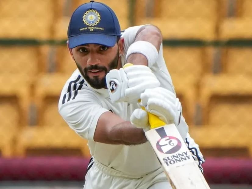 विदर्भाकडून खेळणाऱ्या ध्रुव शोरीने 77 प्रथम श्रेणी सामन्यांमध्ये 48.70 च्या सरासरीने 5,455 रन केले आहेत. ध्रुवने फर्स्ट क्लासमध्ये एकूण 15 शतकं आणि 24 अर्धशतकं केली आहेत.