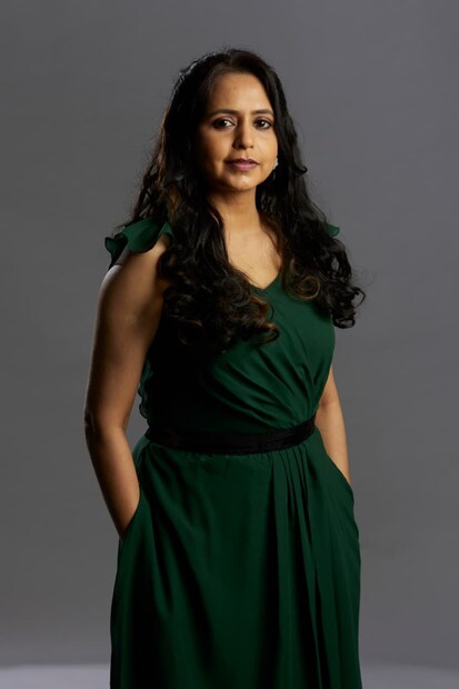 मीरा ही एक बहुरंगी व्यक्तिरेखा आहे. श्रीमंती, सौंदर्य आणि आत्मविश्वासाने झगमगणारी, पण अंतर्मनात असंख्य प्रश्न आणि भावनांच्या वादळांनी ढवळलेली आहे. ती दोषी आहे की बळी हे समजून घेणंही नाटकाचा भाग आहे, असं दिप्तीनं सांगितलं. 