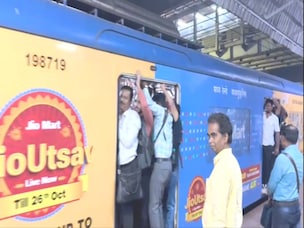 Mumbai Local:  AC लोकलच्या दारातही लटकून प्रवास, मध्य रेल्वेवर पहिल्यांदाच घडलं, VIDEO