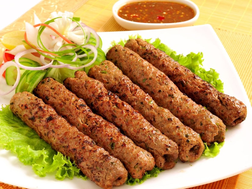 असं म्हटलं जातं की 1930 च्या दशकात न्यू ऑर्लियन्समध्ये बार मालकांनी ग्राहकांना आकर्षित करण्यासाठी प्रत्येक ग्लाससोबत फ्री प्लेट (स्नॅक्स) देण्याची प्रथा सुरू केली. आयडिया सोपी होती 