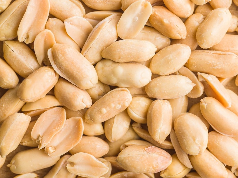 पण तुम्हाला माहितीय का की भारतभर वेगवेगळ्या प्रकारचा चकना खाल्ला जातो. प्रत्येक प्रदेशाने आपल्या चवीप्रमाणे चखन्याच्या पद्धती विकसित केल्या महाराष्ट्र : शेंगदाणे आणि उकडलेली अंडी खाल्ली जातात तर, पंजाबमध्ये तंदुरी चिकन, पनीर टिक्का खाल्ला जातो. ईशान्य भारतात स्मोक्ड मीट खाल्लं जातं. तर काही महानगरात  पिझ्झा, मोमोज, मंचूरियन खाल्लं जातं.