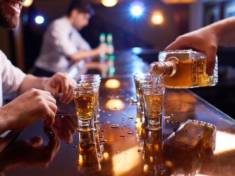 साखरयुक्त पेये आणि मिठाई (Sugary Drinks and Sweets):सोडा, ज्यूस आणि इतर साखरयुक्त पेये मद्यासोबत किंवा त्यानंतर पिणे टाळावे. दारूमध्ये आधीच साखर आणि कॅलरीज असतात. त्यावर आणखी साखरयुक्त पेये घेतल्यास रक्तातील साखरेची पातळी अचानक वाढू शकते, ज्यामुळे थकवा आणि सुस्ती येते. शिवाय, यामुळे शरीरातील पाण्याचे प्रमाण कमी होऊन डिहायड्रेशनचा धोका वाढतो. गोड मिठाई किंवा चॉकलेट्स देखील याच गटात येतात.