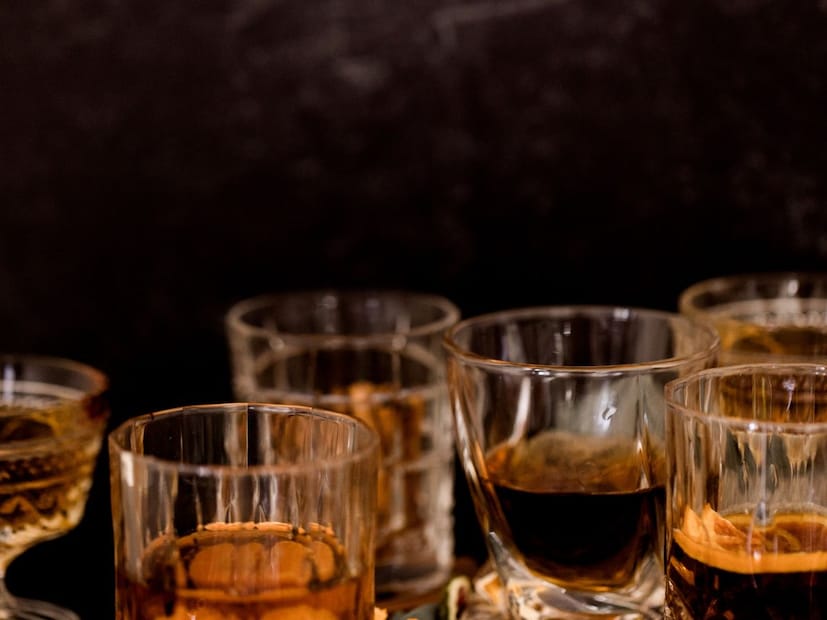 पण तुम्हाला कधी असा प्रश्न पडलाय का की दारुसोबत चकना खाण्याची प्रथा किंवा पद्धत कशी आणि कुठे सुरु झाली? अनेकांना वाटतं चकना म्हणजे आधुनिक पद्धत, पण त्याचा इतिहास शेकडो वर्षांचा आहे.