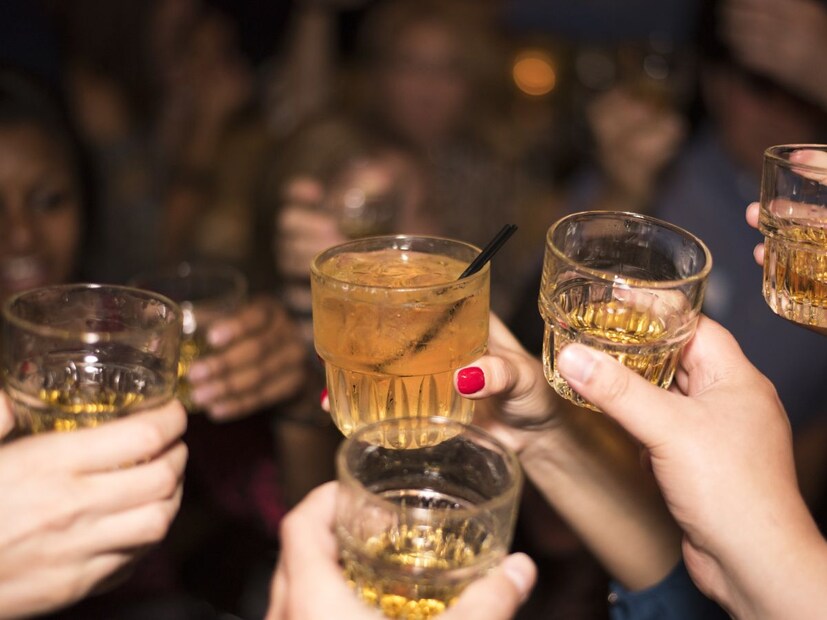 काय जाणवते आणि सत्य काय आहे?तुम्ही दारू प्यायल्यास, विशेषतः चेहऱ्यावर आणि त्वचेवर तुम्हाला त्वरित उष्णता जाणवते. हे अगदी खरे आहे की तुम्हाला गरम वाटते, पण हा केवळ एक गरमीचा भ्रम (Illusion of Warmth) आहे. अल्कोहोलमुळे त्वचेच्या अगदी खाली असलेल्या रक्तवाहिन्या रुंद होतात (याला वासोडिलेशन - Vasodilation म्हणतात).  रुंद झालेल्या रक्तवाहिन्यांमधून शरीरातील गरम रक्त त्वचेच्या पृष्ठभागावर वेगाने येऊ लागते. त्यामुळे आपल्याला वरवर गरम वाटते. मात्र, यामुळे शरीरातील ही गरमी वातावरणात झपाट्याने बाहेर टाकली जाते.
तज्ज्ञांच्या मते 