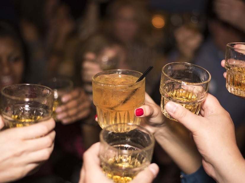 जास्त मीठ असलेले पदार्थ (High-Salt Foods):मीठ असलेले चिप्स, नमकीन किंवा प्रक्रिया केलेले पदार्थ मद्यपानानंतर खाणे टाळावे. मद्यपान शरीरातील पाणी कमी करते. जास्त मीठ खाल्ल्याने शरीरातील पाण्याची पातळी आणखी कमी होते आणि डिहायड्रेशनचा धोका वाढतो. यामुळे सकाळी उठल्यावर डोकेदुखी आणि चक्कर येण्याची शक्यता वाढते.