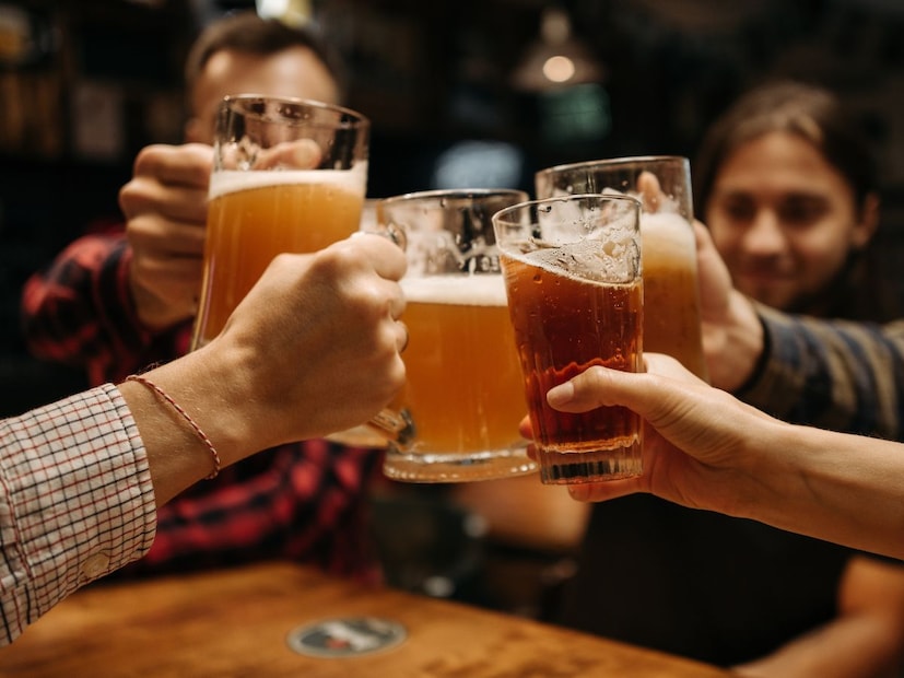 दारू हे एक मूत्रवर्धक (Diuretic) आहे, जे शरीरातील पाणी काढून टाकते. तिखट आणि खारट पदार्थ खाल्ल्याने शरीरातील पाण्याची गरज (Thirst) आणखी वाढते, ज्यामुळे निर्जलीकरण वेगाने होते. यामुळे दुसऱ्या दिवशीचा हँगओव्हर (Hangover) अधिक त्रासदायक बनू शकतो.