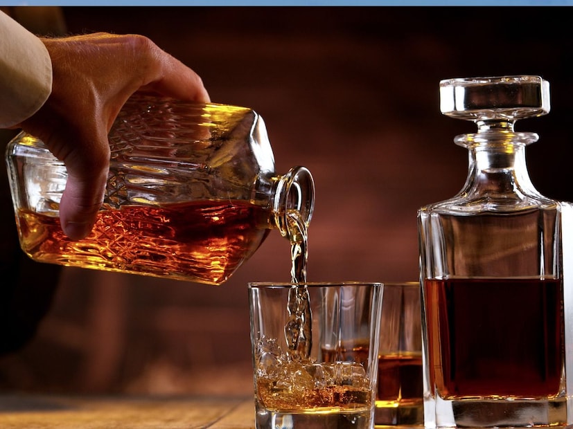 कॅफिनयुक्त पेये (Caffeine Drinks):मद्यपानानंतर कॉफी किंवा इतर कॅफिनयुक्त पेये पिणे टाळावे. अनेकांना वाटते की कॅफिनमुळे नशा कमी होईल, पण प्रत्यक्षात ते डिहायड्रेशन वाढवते. कॅफिन आणि अल्कोहोल दोन्ही मूत्रवर्धक असल्याने ते शरीरातील पाण्याची पातळी आणखी कमी करतात, ज्यामुळे अस्वस्थता आणि झोपेच्या समस्या निर्माण होतात.