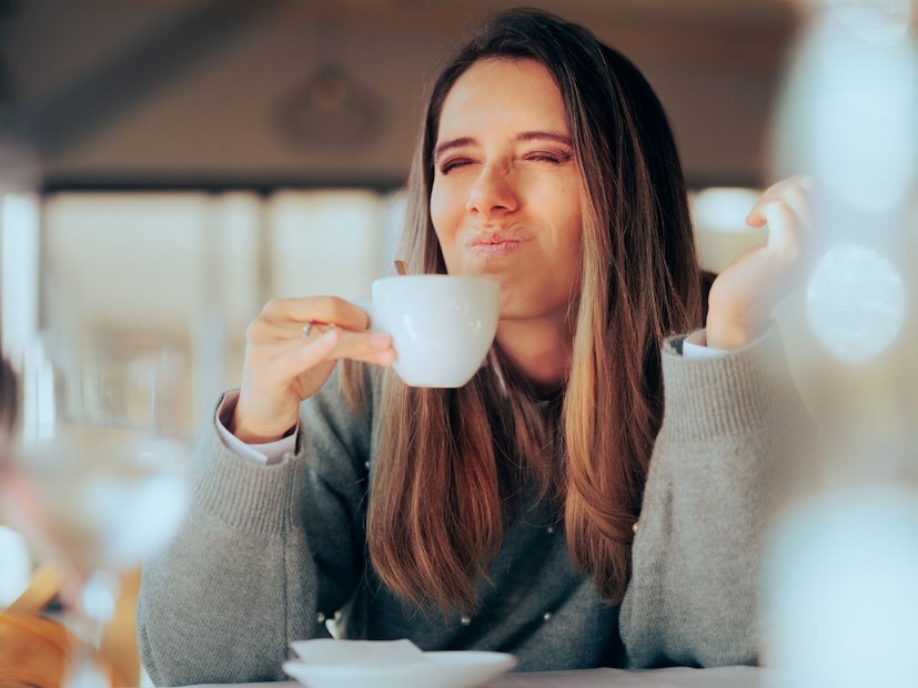 चहा! या एका पेयावर कोट्यवधी भारतीयांची सकाळ आणि संध्याकाळ अवलंबून असते. अनेकांसाठी, चहा म्हणजे केवळ एक पेय नाही, तर एक ऊर्जा देणारा पदार्थ आहे. त्यामुळे तो प्यायला नाही तर दिवसाची सुरुवात चांगली होत नाही अशी मान्यता आहे. तो दिवसभर थकलेल्या शरीराला आणि मनाला आलेला दिलासा आहे. चहामध्ये असलेले नैसर्गिक अँटिऑक्सिडंट्स आणि कॅफीन आपल्या शारीरिक आणि मानसिक आरोग्यावर परिणाम करतात. मात्र, याच चहाचे सेवन दिवसभरात कोणत्या वेळी केले जाते, यावर त्याचे फायदे आणि तोटे ठरतात.