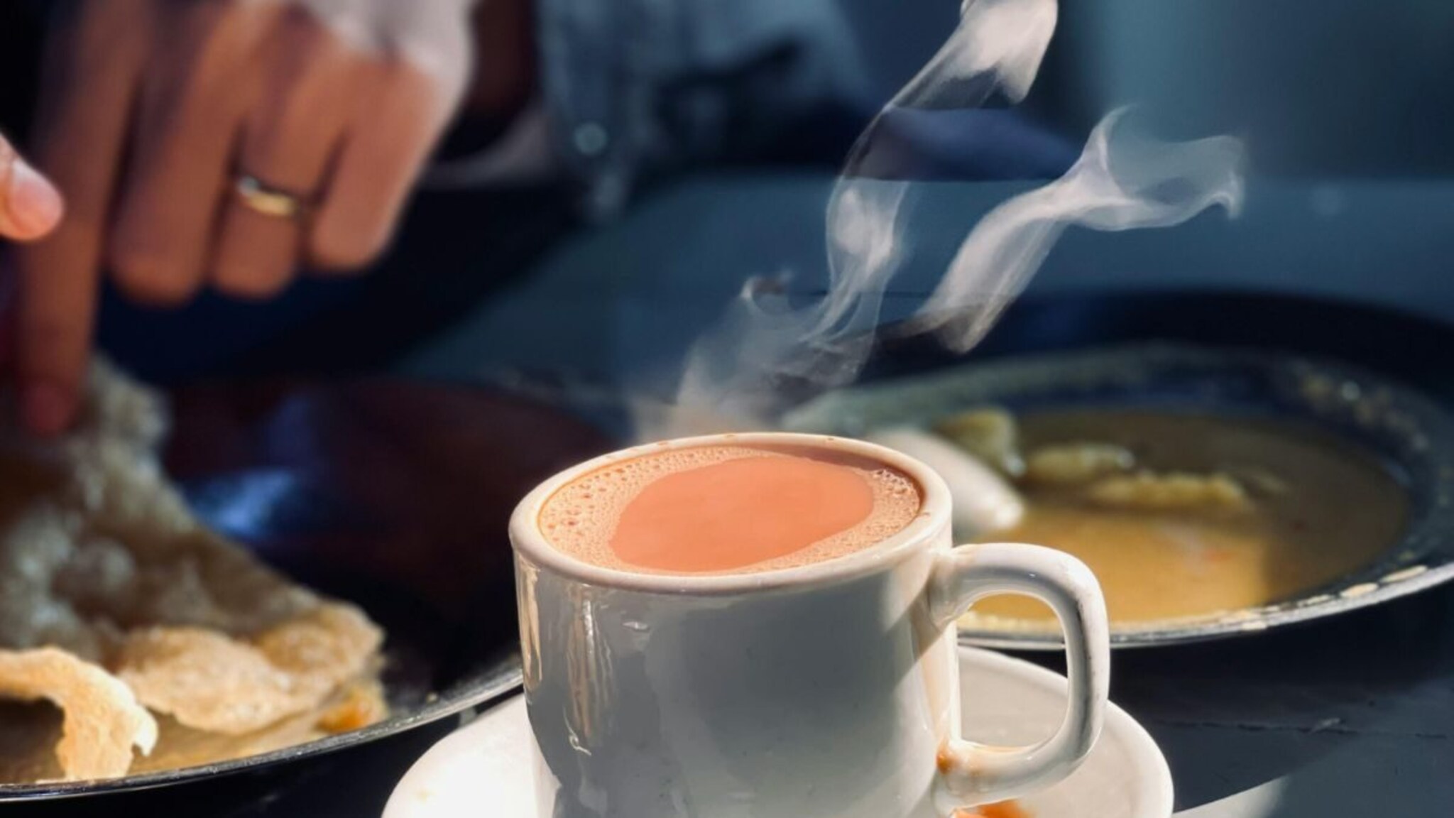 Winter Tea Recipe : चहा बनवण्याची योग्य पद्धत कोणती? आल्याचा चहा बनवताना आधी दुध की आलं?