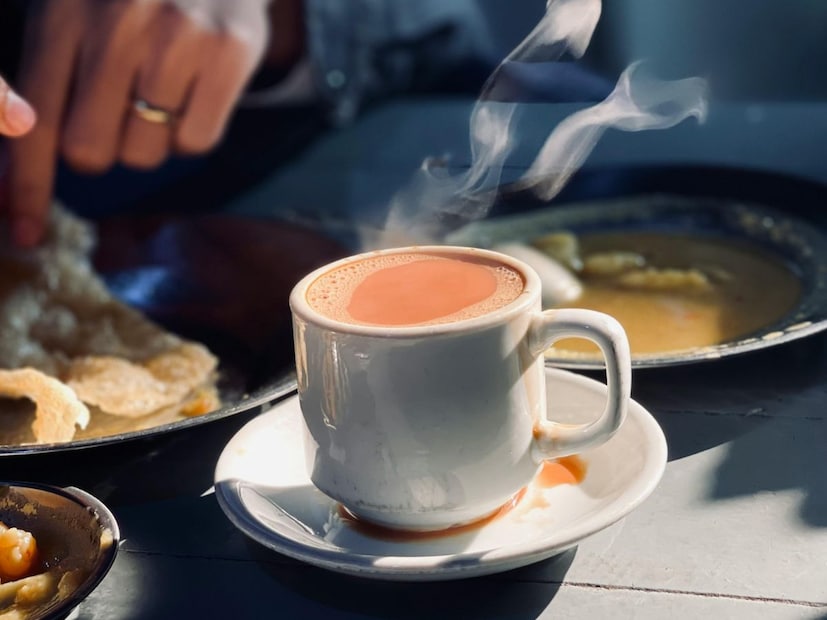 तुमच्या आहारात सकाळच्या वेळेस ब्लॅक टी किंवा ग्रीन टी समाविष्ट करा आणि संध्याकाळच्या वेळेस कॅफीन नसलेल्या हर्बल टी ला प्राधान्य द्या. यामुळे तुम्हाला दिवसा ऊर्जा मिळेल आणि रात्री शांत झोप लागण्यास मदत होईल.