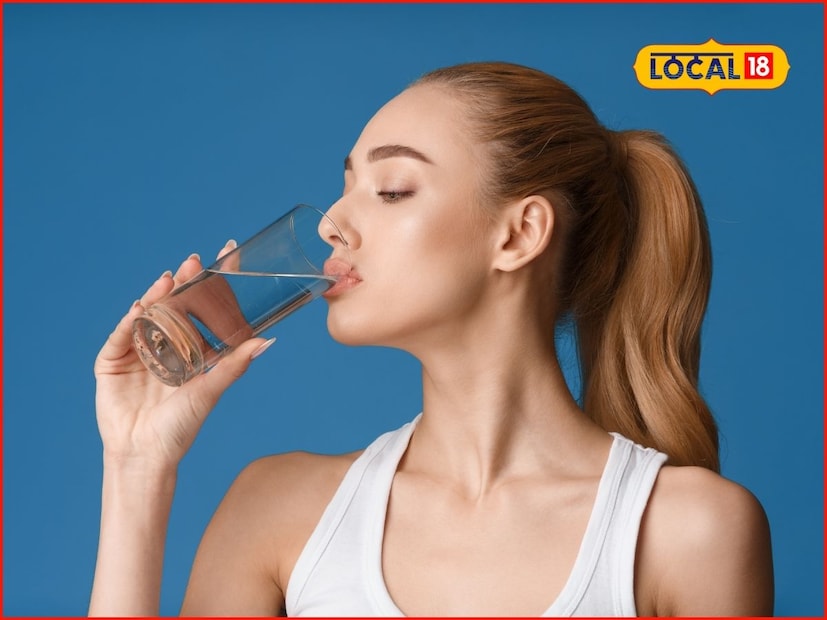 शरीराला उन्हाळ्यात जितके पाण्याची आवश्यकता असते तितकेच हिवाळ्यातही पाण्याची आवश्यकता असते. आपल्या शरीराचा सुमारे 60 टक्के भाग पाण्याने बनलेला असतो, जो विषारी पदार्थ बाहेर काढण्यास, शरीराचे तापमान नियंत्रित करण्यास आणि पचनास मदत करतो. दरम्यान, हिवाळ्यात, श्वासोच्छवासाद्वारे, लघवीद्वारे आणि अगदी हलक्या घामाद्वारे पाणी बाहेर पडते. म्हणून, दररोज किमान 2 ते 2.5 लिटर पाणी पिणे महत्वाचे आहे, असे डॉक्टर सांगतात. 