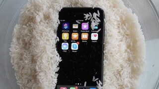 तांदळात स्मार्टफोन सुकवणे