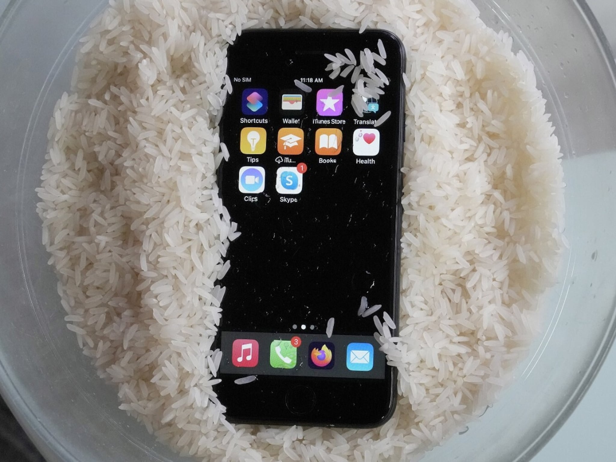 पाण्यात भिजलेला फोन तांदळात ठेवल्याने खरंच चालू होतो? एक चूक पडू शकते महागात