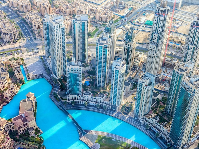 दुबईसारख्या नैसर्गिकरित्या पाणी कमी असलेल्या देशाने तंत्रज्ञान आणि दूरदृष्टीच्या बळावर जलसुरक्षेची समस्या कशी सोडवली, हे खरोखरच कौतुकास्पद आहे. हे दाखवून देते की, योग्य नियोजन आणि तंत्रज्ञानाचा वापर केल्यास कोणत्याही नैसर्गिक मर्यादांवर मात करता येते.