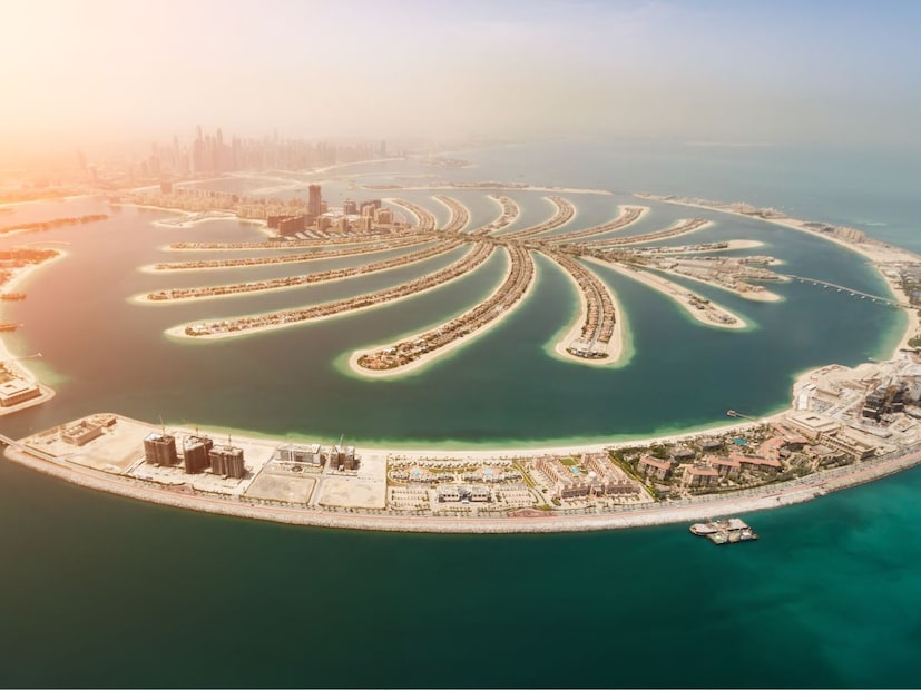 1. डिसेलिनेशन प्लांट (Desalination Plants) – समुद्राच्या पाण्याची गोड्या पाण्यात रूपांतरण:दुबईच्या पिण्याच्या पाण्याचा सर्वात मोठा आणि महत्त्वाचा स्त्रोत म्हणजे समुद्राच्या पाण्याचे शुद्धीकरण (Desalination) करणे. दुबई पर्शियन गल्फच्या (Persian Gulf) किनाऱ्यावर वसलेले असल्यामुळे त्यांच्याकडे समुद्राचे पाणी मुबलक प्रमाणात उपलब्ध आहे.