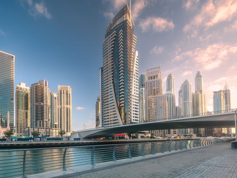 प्रक्रिया: मोठ्या आणि अत्याधुनिक डिसेलिनेशन प्लांट्समध्ये समुद्राचे खारे पाणी उच्च दाबाने पातळ पडद्यांमधून (Membranes) पाठवले जाते, ज्याला रिव्हर्स ऑस्मोसिस (Reverse Osmosis) म्हणतात. या प्रक्रियेत, समुद्रातील मीठ आणि इतर अशुद्धी वेगळ्या होतात आणि पिण्यायोग्य गोडे पाणी मिळते.ही प्रक्रिया खूप ऊर्जा-केंद्रित (Energy-intensive) असते, त्यामुळे दुबई यासाठी मोठ्या प्रमाणावर नैसर्गिक वायू आणि काही प्रमाणात सौर ऊर्जेचा वापर करते.