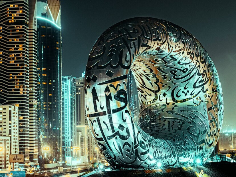 दुबई हे नाव ऐकताच आपल्या डोळ्यासमोर उभे राहते ते उंचच उंच इमारती, आलिशान जीवनशैली, वाळवंटात वसलेले भव्य शहर आणि आधुनिकतेचा कळस. संयुक्त अरब अमिराती (UAE) मधील हे शहर आपल्या नयनरम्य पर्यटन स्थळांसाठी आणि तंत्रज्ञानाच्या प्रगतीसाठी जगभरात ओळखले जाते. मात्र, या सर्व वैभवामागे एक मूलभूत प्रश्न दडलेला आहे, जो अनेकांना गोंधळात पाडतो.