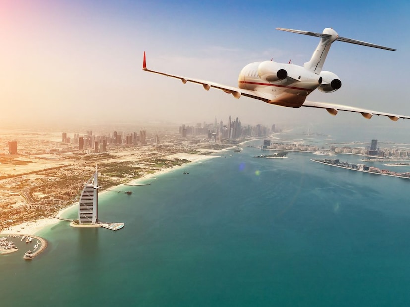 4. क्लाउड सीडिंग (Cloud Seeding) - कृत्रिम पाऊस:दुबई आणि UAE मध्ये गेल्या काही वर्षांपासून क्लाउड सीडिंग तंत्रज्ञानाचा वापर करून कृत्रिम पाऊस पाडण्याचे प्रयत्न सुरू आहेत. विमानातून ढगांमध्ये विशिष्ट रसायने (उदा. सिल्व्हर आयोडाईड) फवारून पावसाचे प्रमाण वाढवण्याचा प्रयत्न केला जातो.
हा उपाय अजूनही प्रायोगिक टप्प्यात असला तरी, भविष्यात तो पाण्याच्या गरजेवर मात करण्यासाठी एक महत्त्वाचा घटक ठरू शकतो.